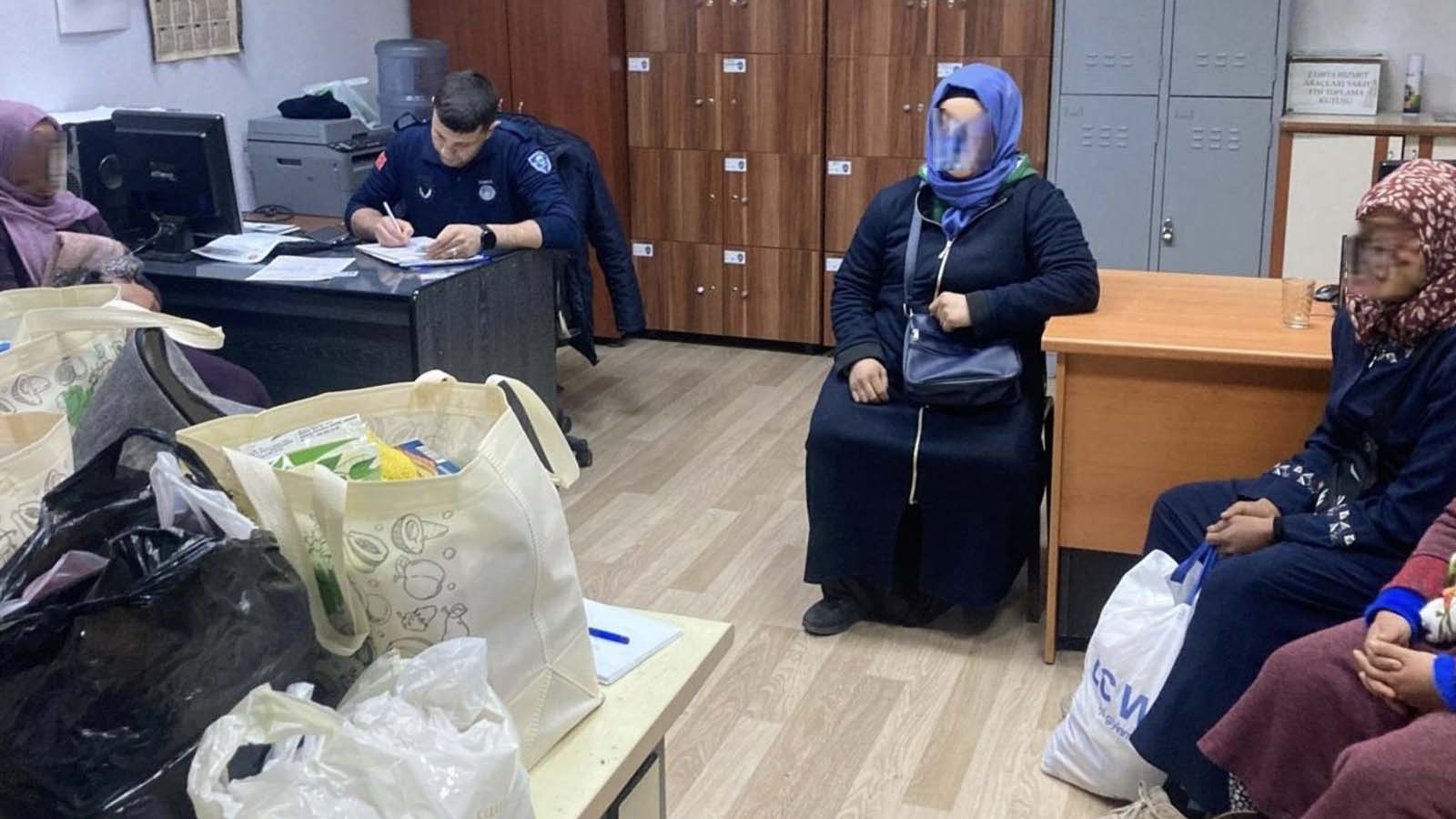Gemlik Belediyesi zabıtası, dilencilere cezai işlem uyguladı