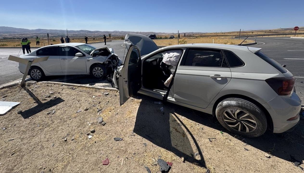 Elazığ’da iki otomobil çarpıştı: 8 yaralı