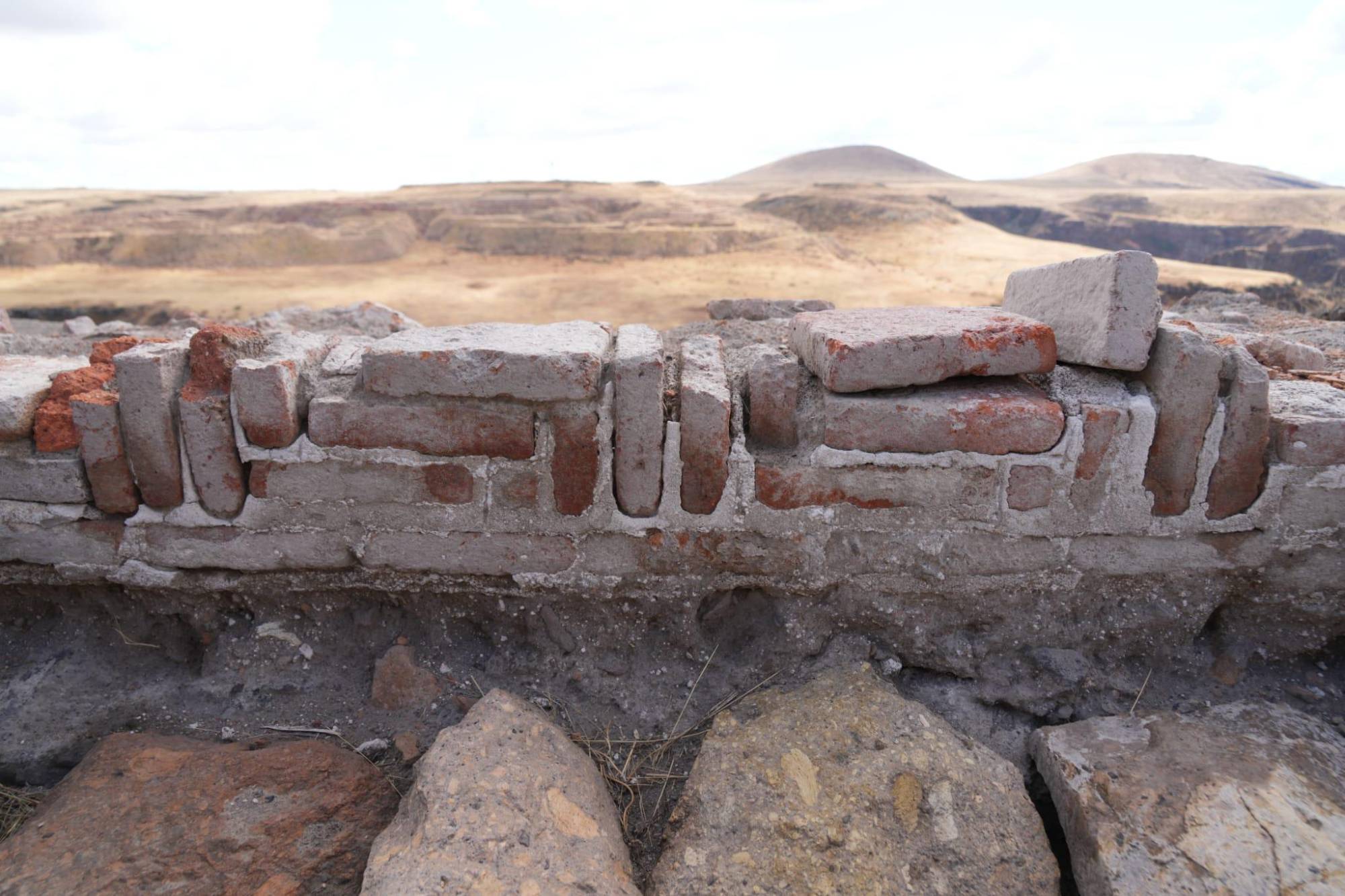 bakan ersoy anideki kazilarda selcuklu donemine ait kumbet bulundugunu duyurdu RJ4a1FXl