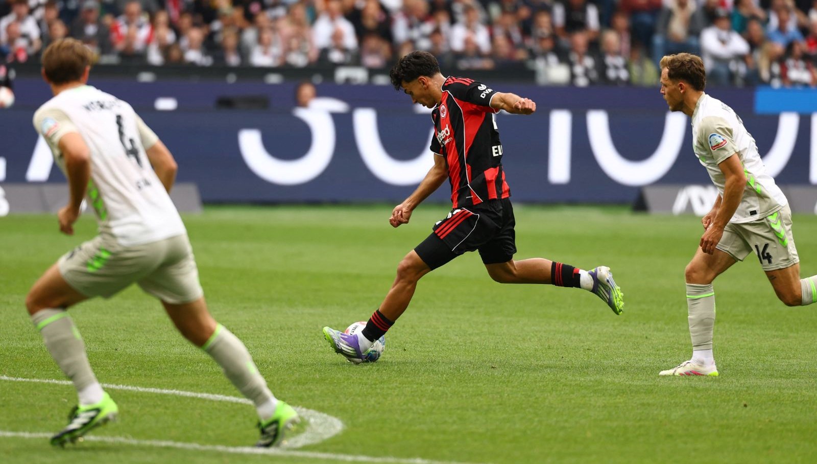 can uzun atti frankfurt 2de 2 yapti GyyejyUS