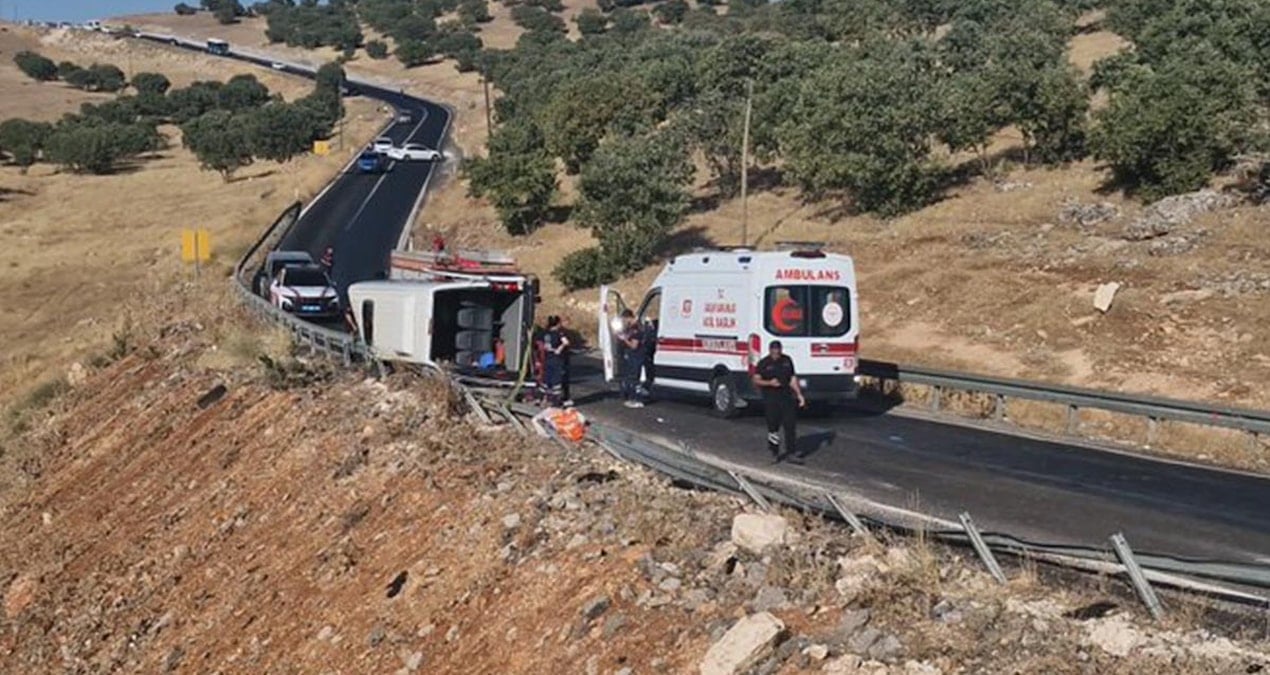 diyarbakirda minibus devrildi 1 olu 16 yarali hUi2xkYr