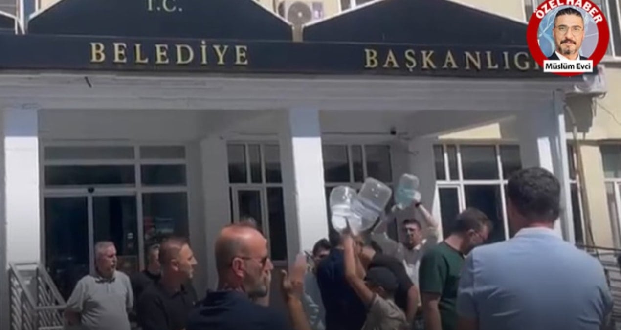 mhpli siyasetci su isteyen vatandaslarin uzerine yurudu soforu de yumruk atti 6e71tODa