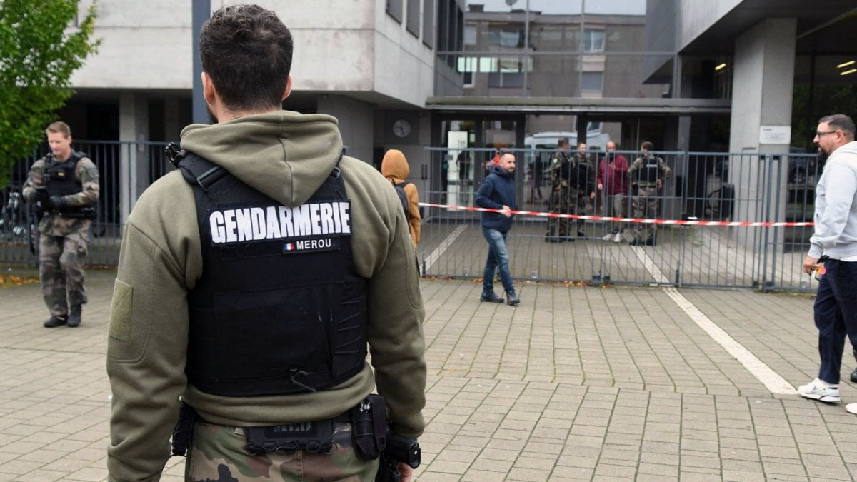 ogretmenini bicakladiktan sonra intihar eden 14 yasindaki ogrenci hayatini kaybetti T9NsIXbO