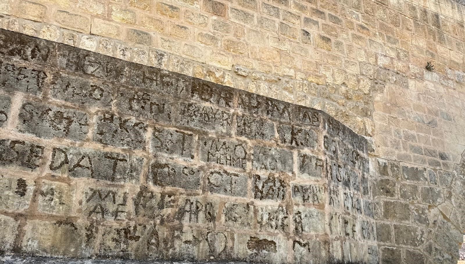 tarih gozler onunde yok oluyor artuklular donemindeki haburman koprusune isimlerini kazdilar 8IaZxPp5