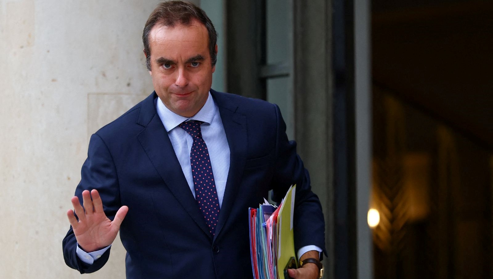 istifa etmisti macron lecornuyu yeniden basbakanliga atadi HtulLcQH