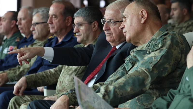 mill savunma bakani guler pkknin basta suriyede olmak uzere tum uzantilari silahlarini teslim etmeli L4Pz2U7r