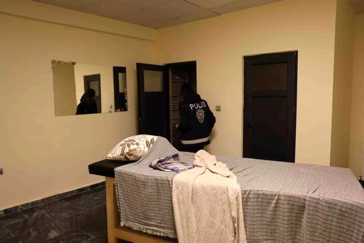 nevsehirde fuhus operasyonu 5 gozalti 6 kadin kurtarildi DE41dz1P.jpg