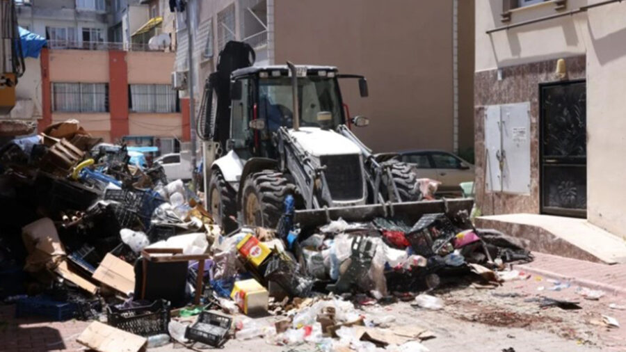 Mersin’de Bir Evde Tonlarca Çöp Temizlendi
