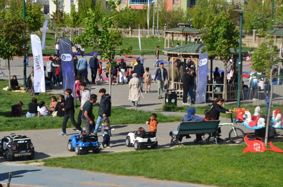 Muş’ta Güzel Hava Parkları Canlandırdı
