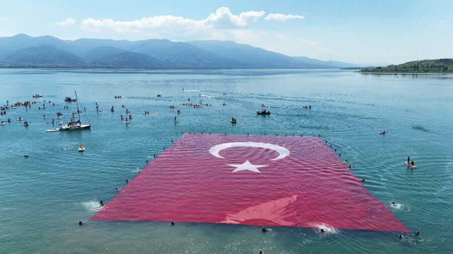 Sapanca Gölü’nde Dev Türk Bayrağı Coşkuyla Açıldı