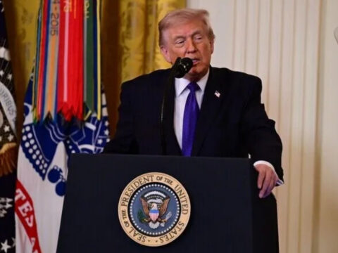 Beyaz saraydaki teleprompter sorumlusunun trumpin konusma metinleri uzerinden bahis actigi iddiasi OXScHBzX
