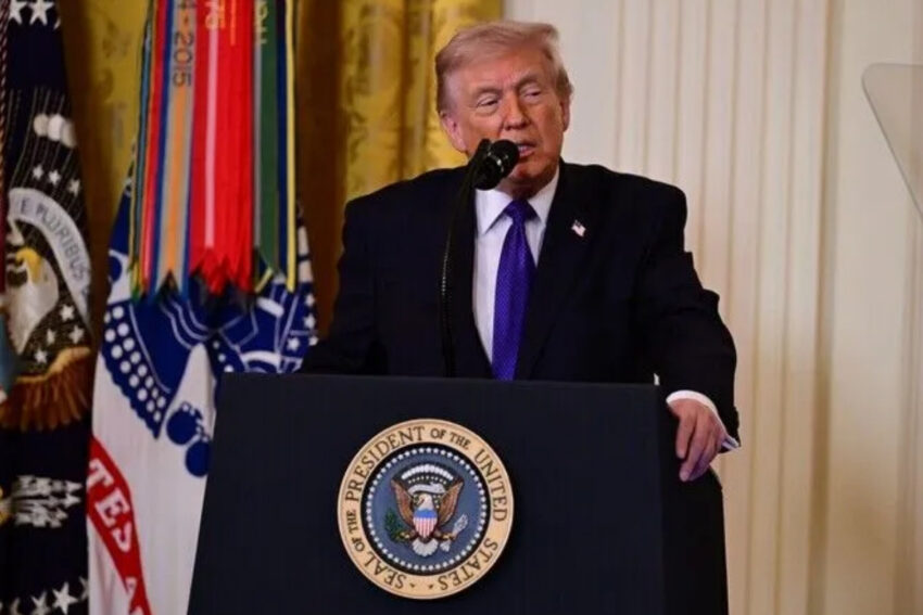 Beyaz saraydaki teleprompter sorumlusunun trumpin konusma metinleri uzerinden bahis actigi iddiasi OXScHBzX