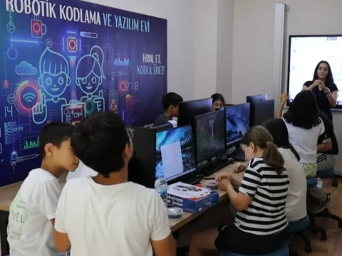Kocaeli izmit belediyesi robotik kodlama ve yazilim evinde egitimler basladi NTT5xRlv